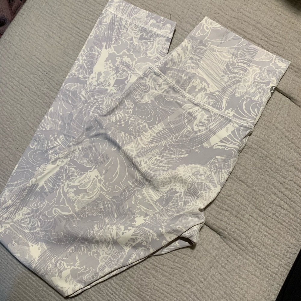 New!! Lululemon Grey Printed Legging - size 4